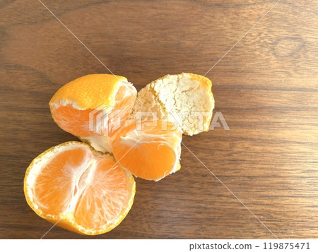 Oranges on the table 119875471