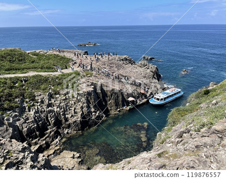 夏天的北陸福井縣 - 著名旅遊勝地東尋坊的遊船 夏天的北陸福井縣 - 著名旅遊勝地東尋坊的遊船 119876557