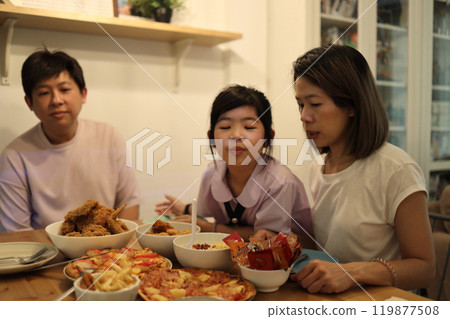 Asian Family Moment Asian Family Moment 119877508