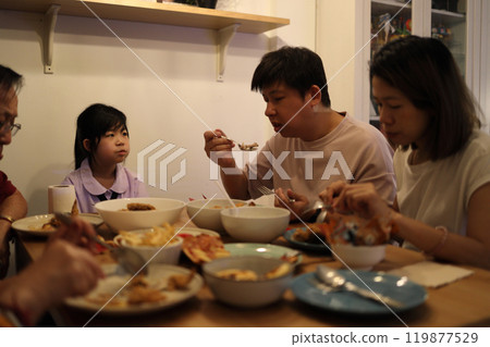 Asian Family Moment Asian Family Moment 119877529