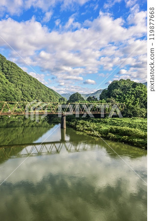 Reflection of the former San'in Line Kasubuchi Bridge (First Egawa Railway Bridge) before demolition 119877668