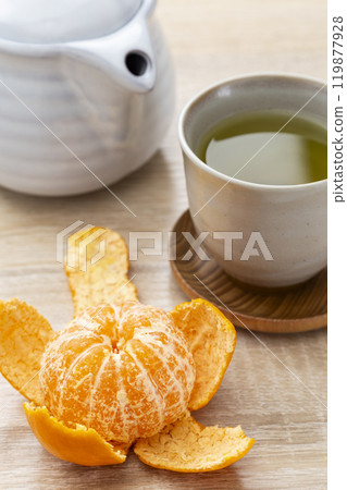 桌上的橘子和綠茶 桌上的橘子和綠茶 119877928