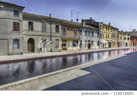 Walking among the picturesque canals of Comacchio, Italy 119878005