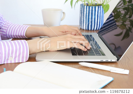 在電腦上工作的手的商業形象 在電腦上工作的手的商業形象 119878212