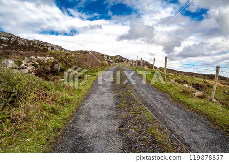 The coastal single track road between Meenacross and Crohy Head south of Dungloe, County Donegal - Ireland 119878857