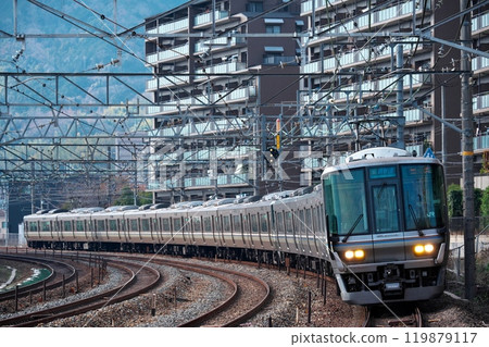 JR西日本223系列新快速列車在山崎站附近的東海道本線運行 JR西日本223系列新快速列車在山崎站附近的東海道本線運行 119879117