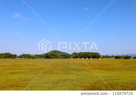 Summer and autumn in Nara, Mount Amanokagu, the ruins of Fujiwara-kyo, cosmos, spring has passed and summer has come, the white clothes of Mount Amanokagu are hanging, cosmos 119879729