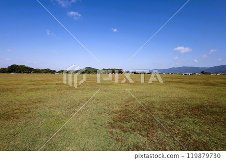 夏秋季節的奈良，天空中的香格里拉山，藤原京都的廢墟，宇宙，春天之後的驛城多江天空中的香格里拉山，秋天的櫻花。 119879730