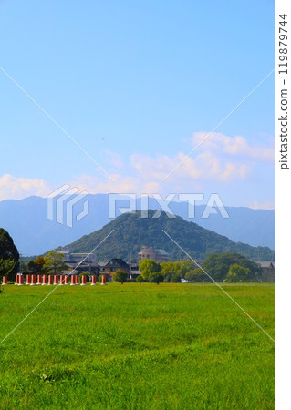 Summer and autumn in Nara, Mount Amanokagu, the ruins of Fujiwara-kyo, cosmos, spring has passed and summer has come, the white clothes of Mount Amanokagu are hanging, cosmos 119879744
