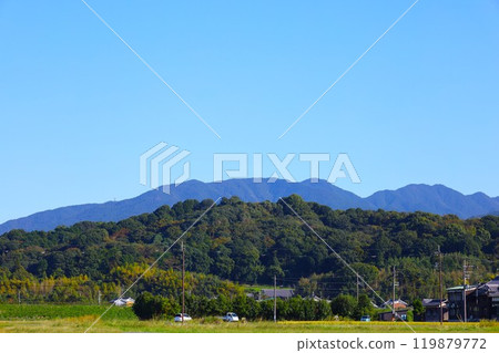 Summer and autumn in Nara, Mount Amanokagu, the ruins of Fujiwara-kyo, cosmos, spring has passed and summer has come, the white clothes of Mount Amanokagu are hanging, cosmos 119879772