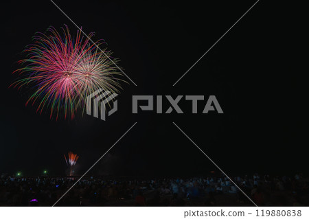 Colorful fireworks at the Sagara Marine Fireworks Festival at Sagara Sun Beach in Makinohara City (Shizuoka Prefecture) Colorful fireworks at the Sagara Marine Fireworks Festival at Sagara Sun Beach in Makinohara City (Shizuoka Prefecture) 119880838
