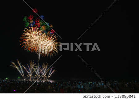 在牧之原市（靜岡縣）相良陽光海灘舉辦的相良海煙火大會，水面上倒映著五彩繽紛的煙火和煙火 119880841
