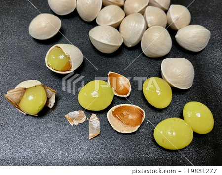 Peeled ginkgo nuts Peeled ginkgo nuts 119881277