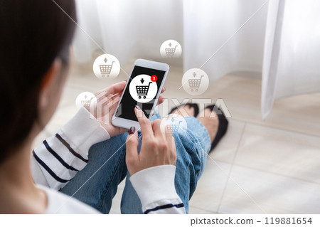 一個女人在智能手機上在線購物 一個女人在智能手機上在線購物 119881654