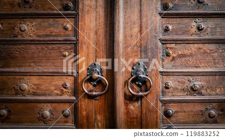 破舊別緻的木門和鐵把手細節 119883252