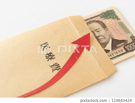 10,000 日元鈔票和醫療費用信封中的上升箭頭紙幣信封費用家庭預算 119883424