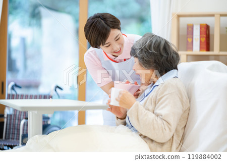 女性護理人員協助漱口 女性護理人員協助漱口 119884002