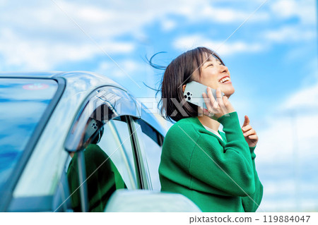 一位女士在她的車前打電話 一位女士因汽車故障而打電話 119884047