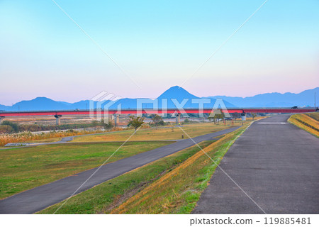 [Shiga Prefecture] Yasu City: The Yasu River riverside road dyed in the sunset 119885481