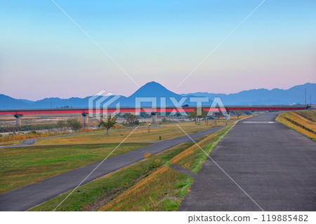 [Shiga Prefecture] Yasu City: The Yasu River riverside road dyed in the sunset 119885482