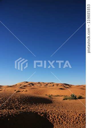 深藍的天空與撒哈拉沙漠-梅爾祖卡，摩洛哥 119885853