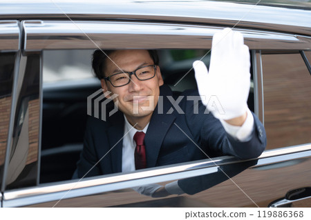男人從車上揮手 男人從車上揮手 119886368