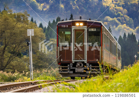 慶祝只見線重新開通的秋季特別列車～復古包裝～ 119886501
