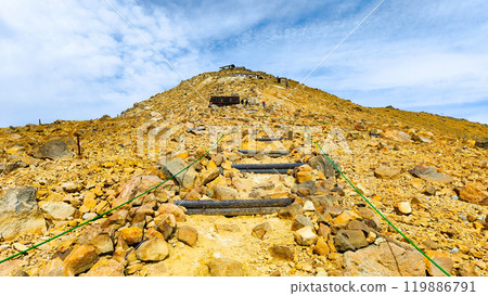 Climbing Mt. Ontake in autumn: Otaki summit to Kengamine (Hatcho Darumi) 119886791