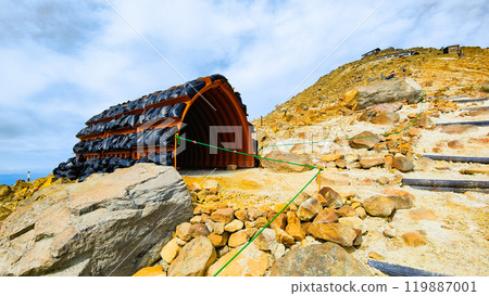 Climbing Mt. Ontake in Autumn: Kengamine Evacuation Shelter Climbing Mt. Ontake in Autumn: Kengamine Evacuation Shelter 119887001