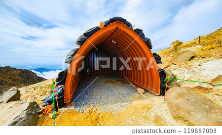 Climbing Mt. Ontake in Autumn: Kengamine Evacuation Shelter Climbing Mt. Ontake in Autumn: Kengamine Evacuation Shelter 119887003