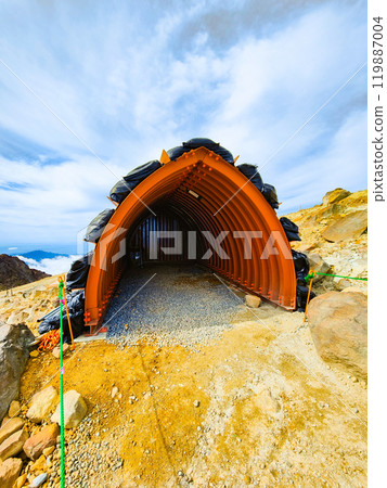 Climbing Mt. Ontake in Autumn: Kengamine Evacuation Shelter 119887004