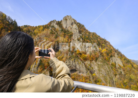 秋天在【北海道豐平峽】觀光的女性 119887220