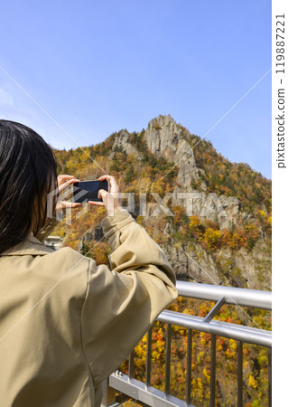 秋天在【北海道豐平峽】觀光的女性 119887221