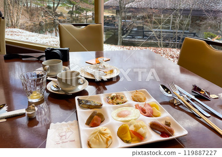 冬季 3x3 托盤窗內的精美早餐 119887227
