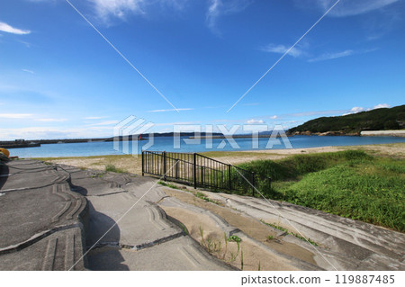Autumn scenery of Ajihama beach and blue sky 119887485