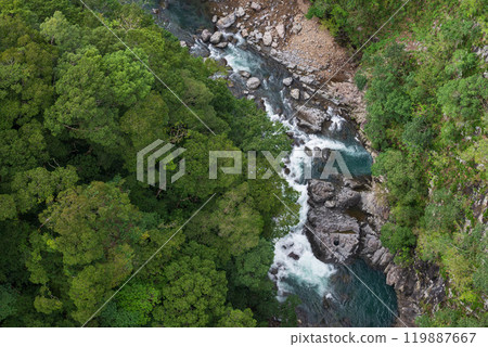 從吊橋看到深綠色山谷的清澈溪流 從吊橋看到深綠色山谷的清澈溪流 119887667