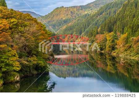福島縣三島町只見川水面上倒映著藍天 119888425