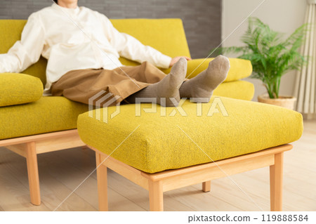 中高級女性在客廳的沙發上放鬆 中高級女性在客廳的沙發上放鬆 119888584