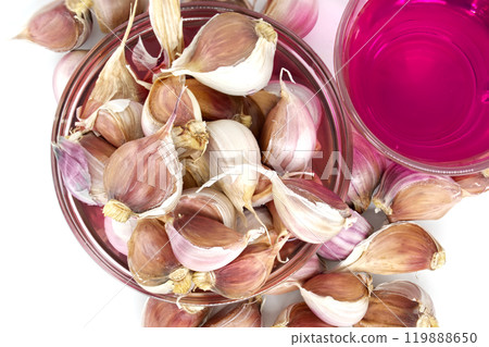 Garlic cloves soak in potassium permanganate solution for planting 119888650