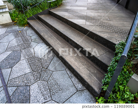 在木甲板樓梯和石頭路面上安裝「點字螺柱」的範例 119889001