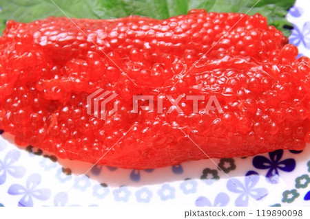 Close-up of a round plate of salmon roe marinated in soy sauce 119890098