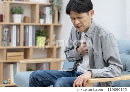 Middle-aged man with poor physical condition Chest pain 119890155