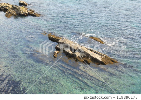 A reef on the coastline of clear, calm waters 119890175