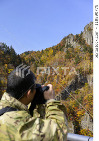 一名男子在北海道豐平峽秋天拍照 119890779