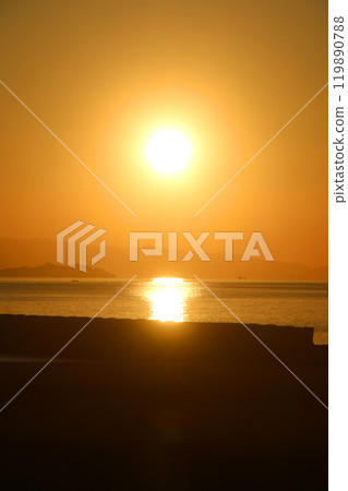 瀨戶內海的日落、豐濱、橫崎(香川縣觀音寺市) 瀨戶內海的日落、豐濱、橫崎(香川縣觀音寺市) 119890788