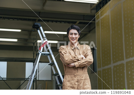 worker standing at construction site worker standing at construction site 119891048