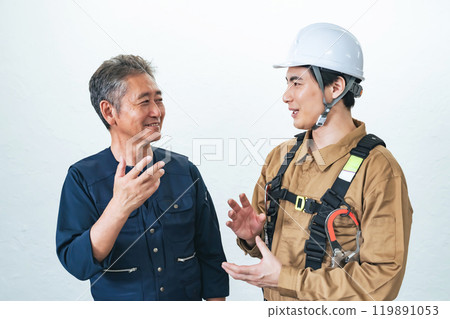 工匠與工人微笑交談 工匠與工人微笑交談 119891053