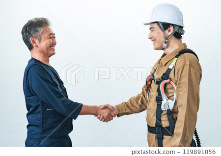 Craftsman and worker shaking hands Craftsman and worker shaking hands 119891056