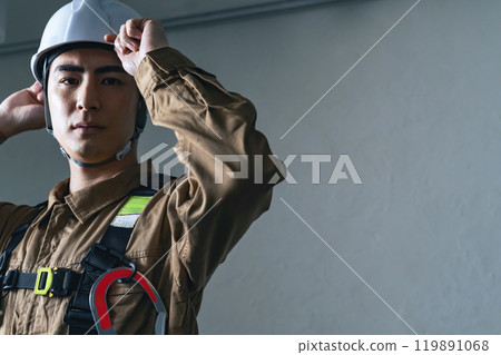 Male worker wearing a helmet 119891068