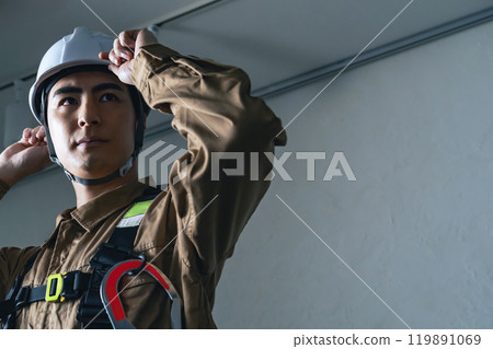 戴著頭盔的男工人 119891069